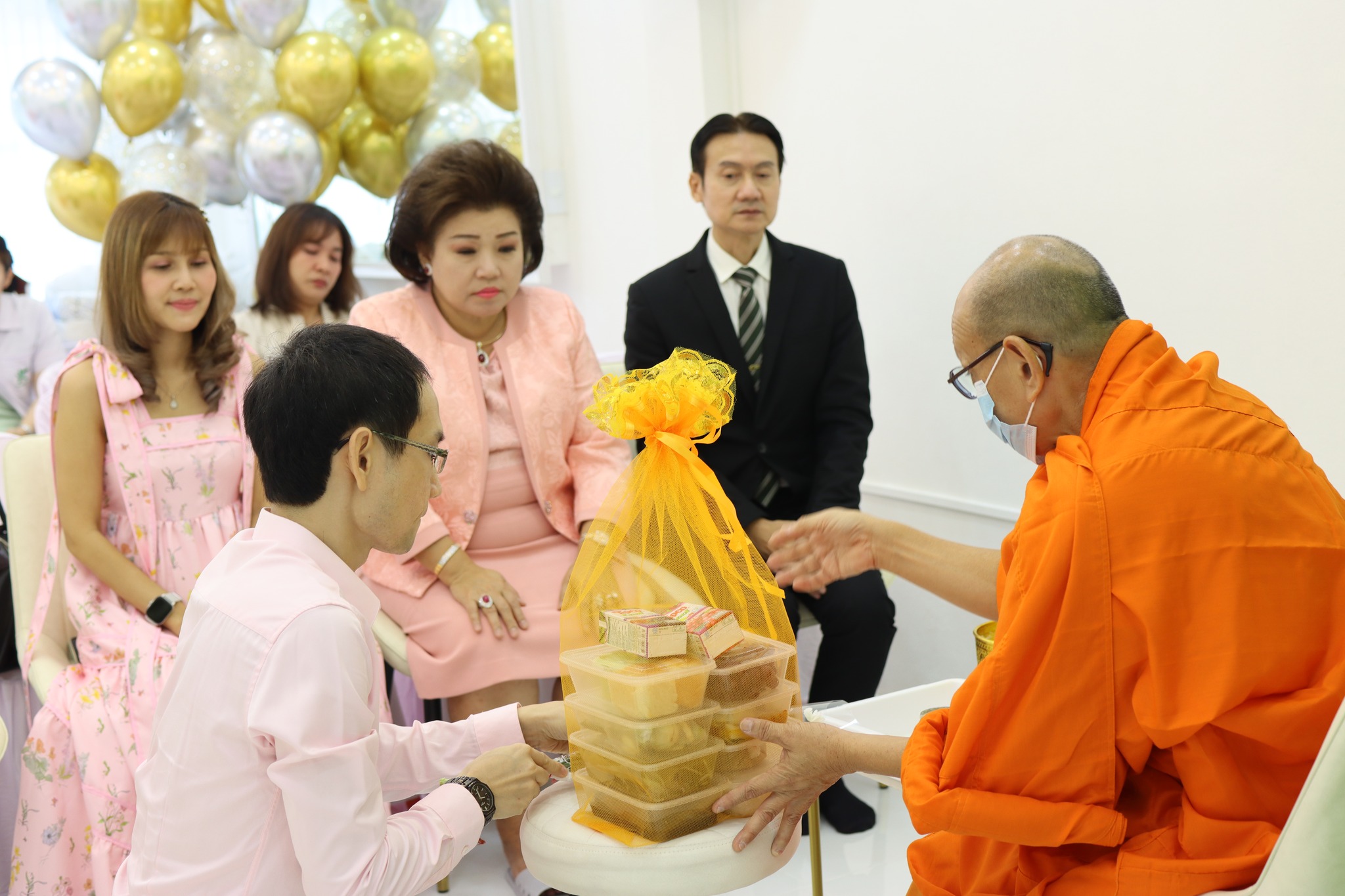 พีธีเปิดศูนย์ความงามสาขาถนนอิสรภาพสี่แยกบ้านแขก กทม.