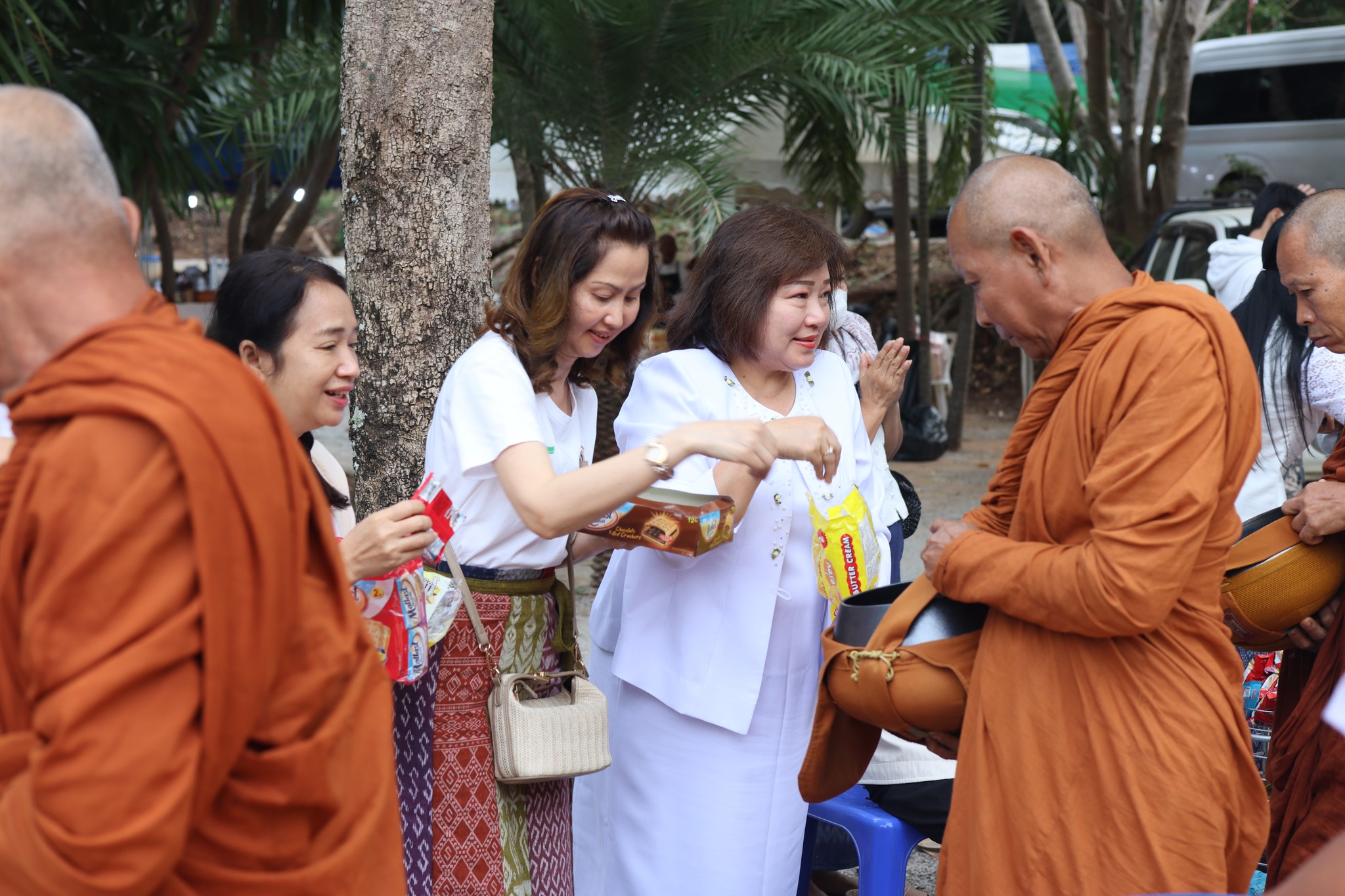 สะโรรักษ์ร่วมบุญผ้าป่าสามัคคีซื้อที่ดินถวายวัดป่าพุทธรรมผาบ่อง จ.เลย