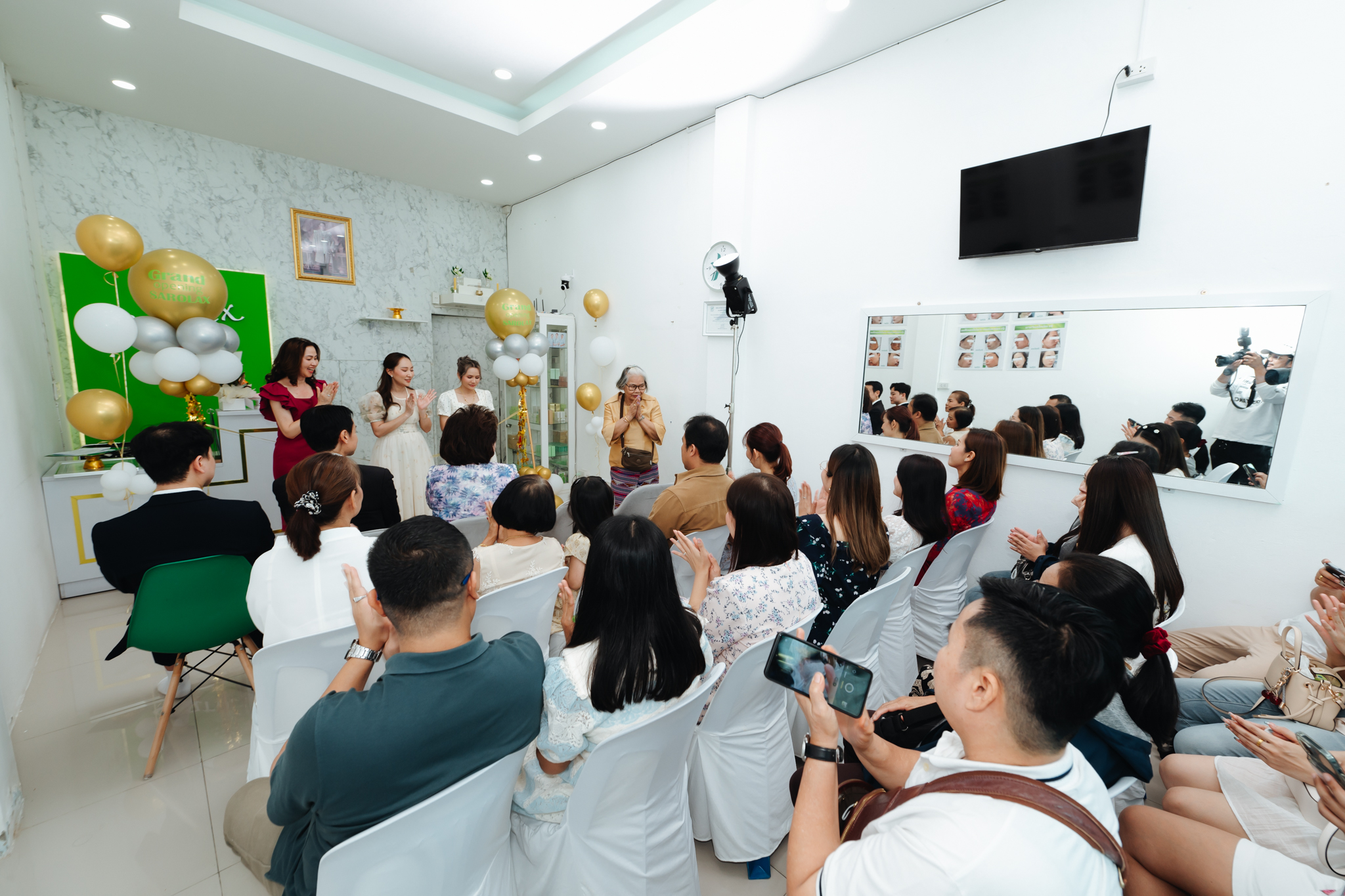 พิธีเปิดศูนย์ความงามสะโรรกษ์สาขาแม่กลอง จ.สมุทรสงคราม พิธีเปิดศูนย์ความงามสะโรรกษ์สาขาแม่กลอง จ.สมุทรสงคราม